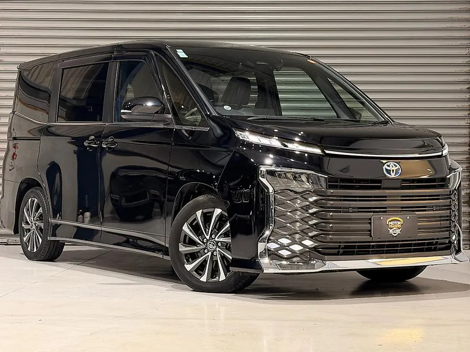 Black 2023 Toyota Voxy Hybrid S-Z — photo 6
