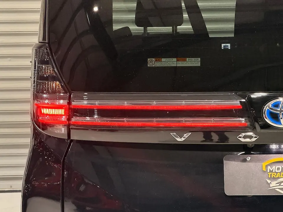 Black 2023 Toyota Voxy Hybrid S-Z — photo 20