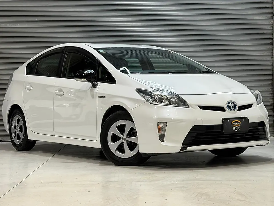 White 2015 Toyota Prius S Limited — photo 5