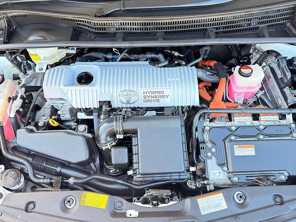 White 2015 Toyota Prius S Limited — photo 17