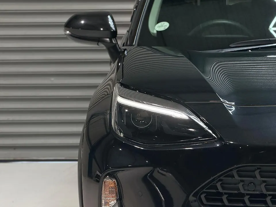 Black 2020 Toyota Yaris Cross Hybrid G | APPLE CARPLAY — photo 2