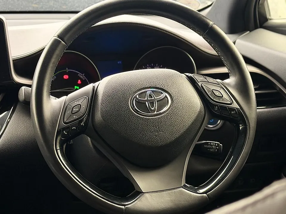 Red & Black 2017 Toyota C-hr G Limited Two tone — photo 18