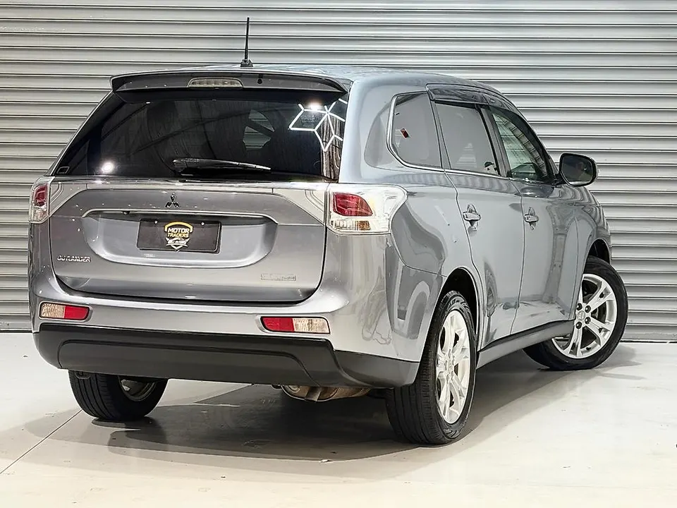 GRAY 2014 Mitsubishi Outlander 24G Safety Package 4WD | 7-Seater — photo 9
