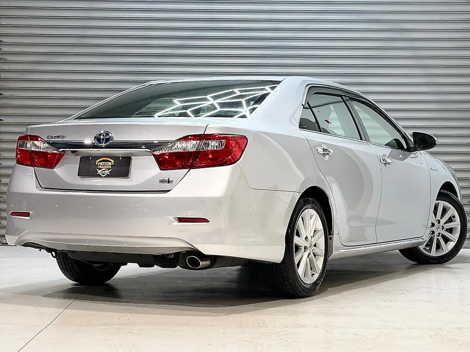 SILVER 2012 Toyota Camry Hybrid G Package — photo 9
