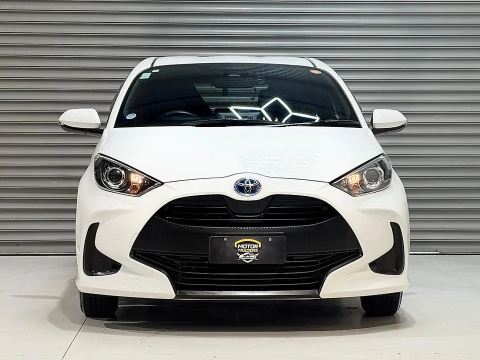 White 2021 Toyota Yaris APPLE+ANROID AUTO CAR PLAYER — photo 2