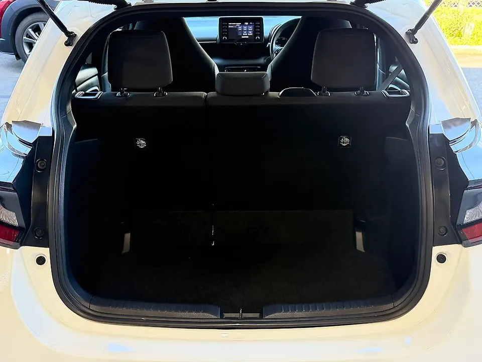 White 2021 Toyota Yaris APPLE+ANROID AUTO CAR PLAYER — photo 22