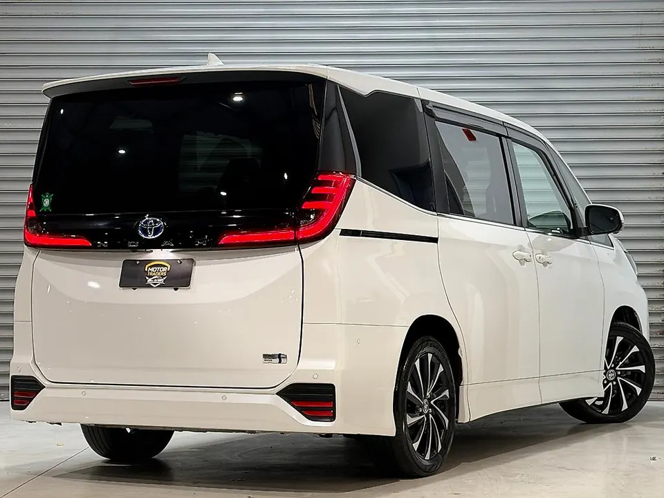 White 2022 Toyota Noah Hybrid S-Z | 7 Seater — photo 9
