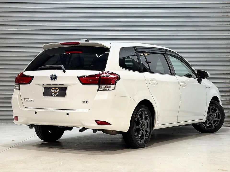 PEARL 2015 Toyota Corolla Fielder HV G — photo 9