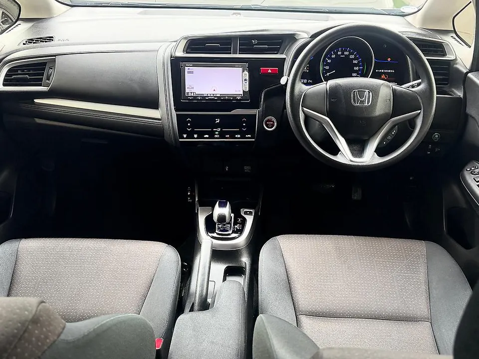 WHITE 2014 Honda Fit Hybrid F PACKAGE | LOW MILEAGE — photo 20