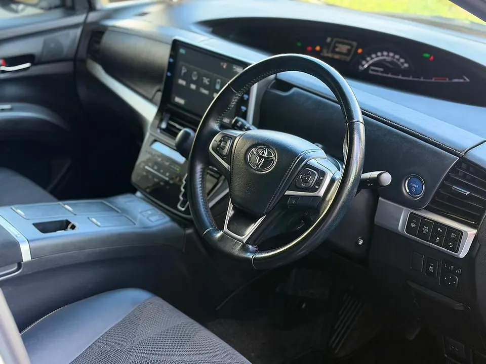 White 2017 Toyota Estima Hybrid | Aeras Premium | Moon Roof — photo 26