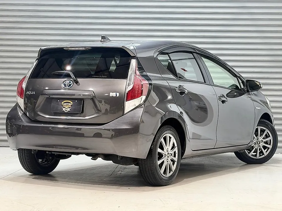 GRAY 2015 Toyota Aqua S Grade — photo 9