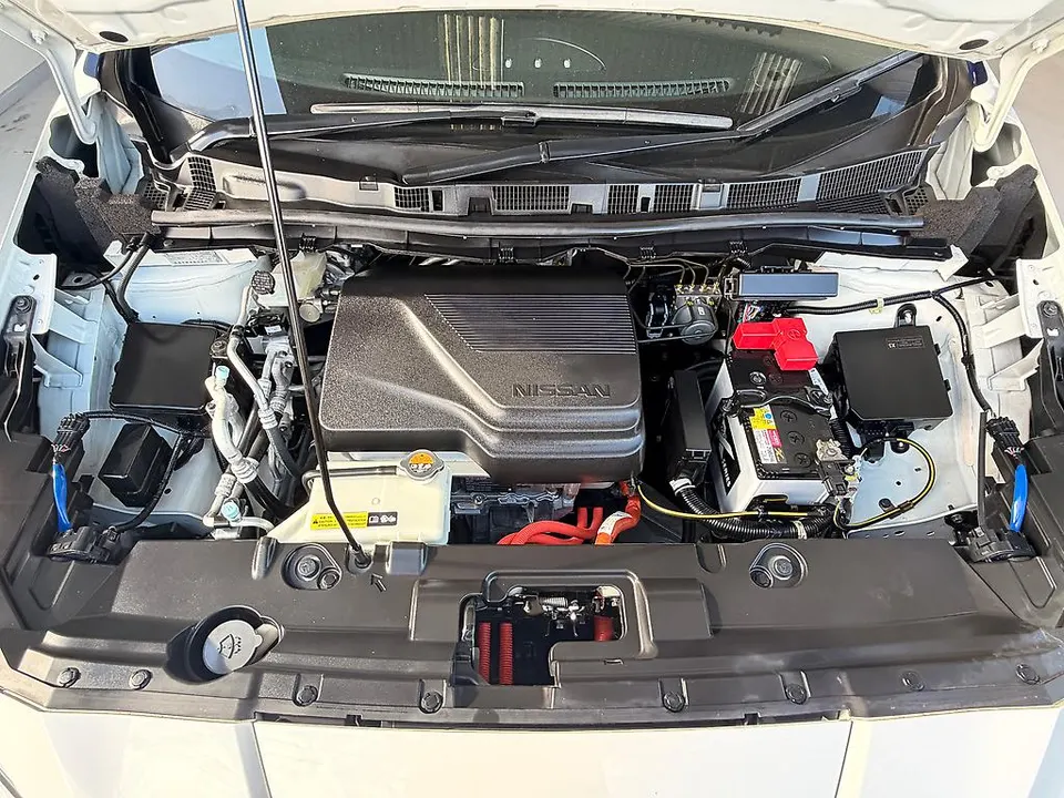 Blue & White 2018 Nissan Leaf X Model | SOH=87% **LOW MILEAGE** — photo 24