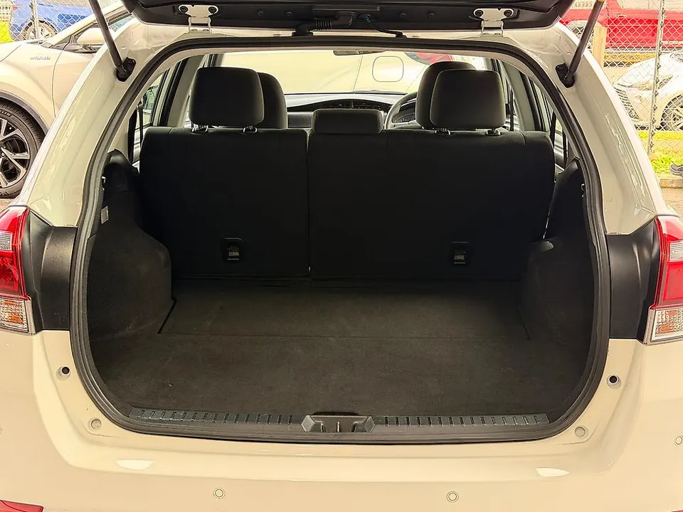 White 2020 Toyota Corolla Fielder Hybrid Ex **AUCTION GRADE 4.5** — photo 21