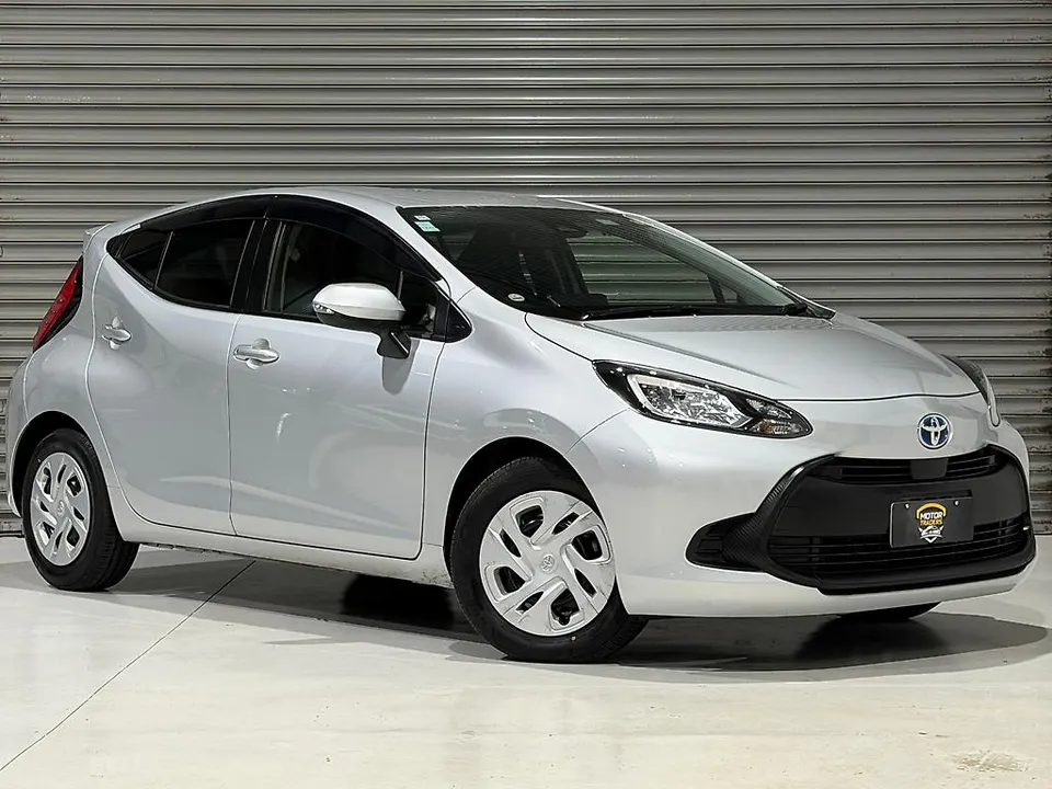 Silver 2022 Toyota Aqua FACE LIFT LATEST SHAPE | APPLE-ANROID CAR PLAYER — photo 5